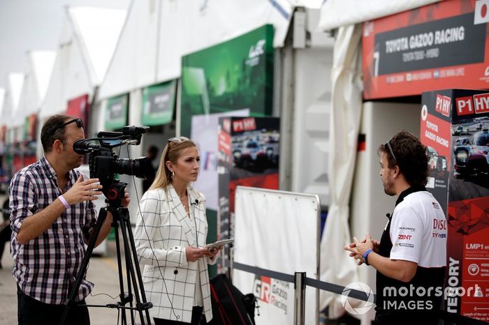 # 8 Toyota Gazoo Racing Toyota TS050: Fernando Alonso es entrevistado por Julia Piquet, Motorsport.com