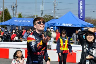 玉入れに興じるダニエル・ティクトゥム