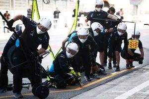 Haas F1 mechanics ready for a pit stop