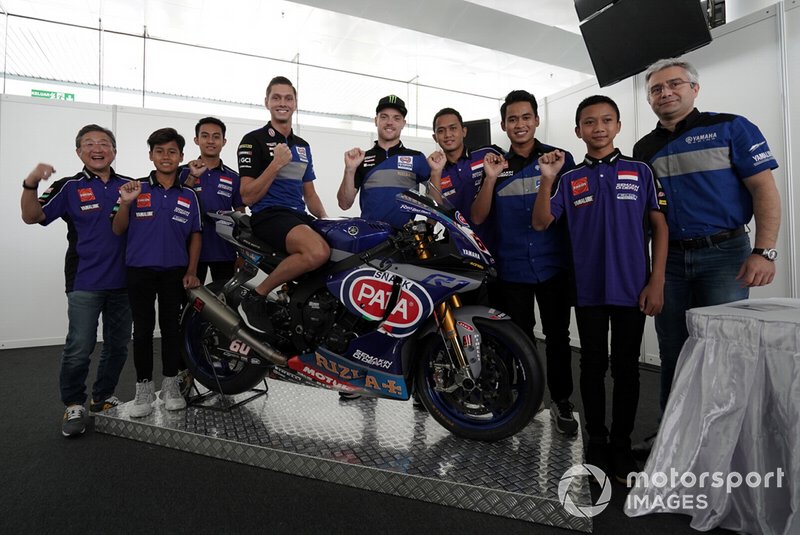 Minoru Morimoto, President Director & CEO PT. Yamaha Indonesia Motor Mfg, Aldi Satya Mahendra, M Faerozi, Michael van der Mark, Alex Lowes, Anggi Setiawan, Galang Hendra, Wahyu Nugroho, Andrea Dosoli, Yamaha Motor Europe Road Racing Manager