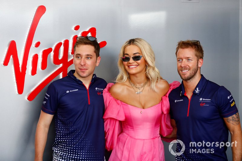 La cantante Rita Ora con Robin Frijns, Envision Virgin Racing, Sam Bird, Envision Virgin Racing