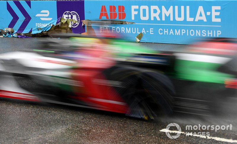 Lucas Di Grassi pasa al lado del coche golpeado de Jean-Eric Vergne,