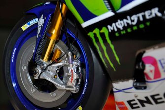 ブレーキディスク、キャリパーも忠実に再現。フロントフォークは実車同様の”メタル感”を再現