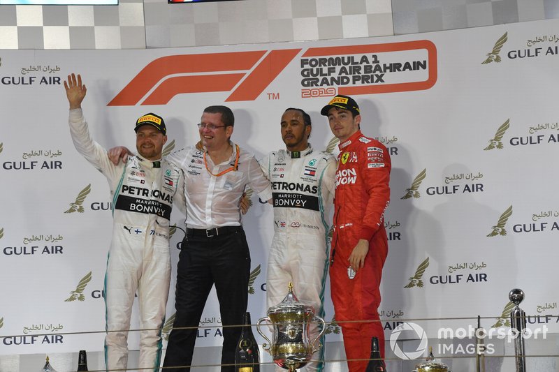 Valtteri Bottas, Mercedes AMG F1, 2° classificato, Andy Cowell, Managing Director, HPP, Mercedes AMG, Lewis Hamilton, Mercedes AMG F1, 1° classificato, e Charles Leclerc, Ferrari, 3° classificato, sul podio