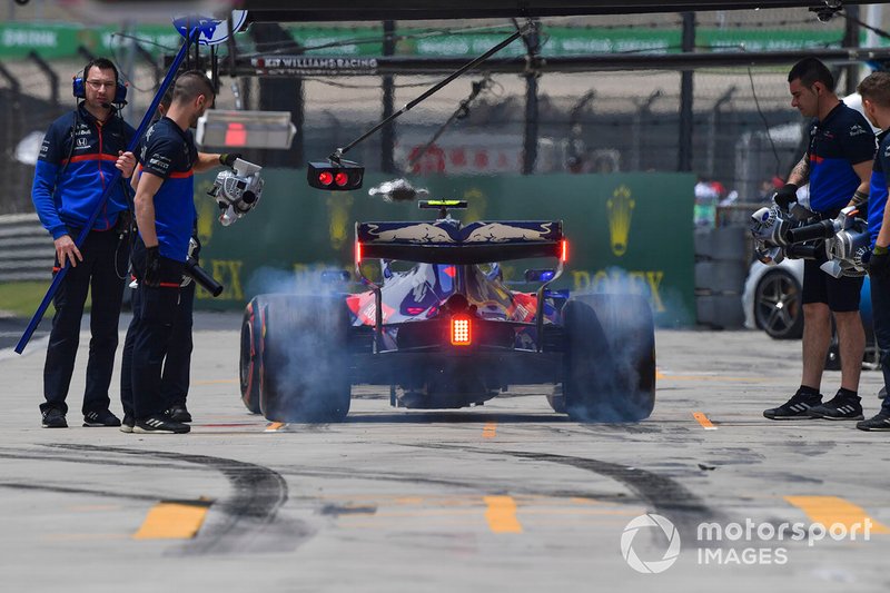 Alexander Albon, Toro Rosso STR14, in the pits during practice