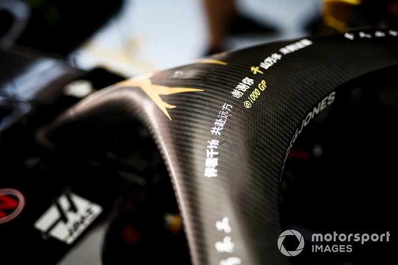 F1 1000 message in Chinese on the Halo of a Haas F1 Team VF-19
