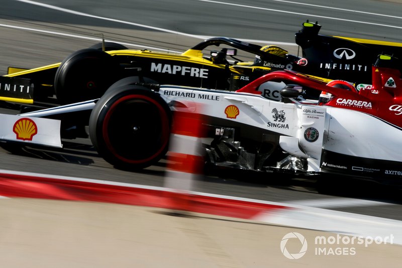 Nico Hulkenberg, Renault R.S. 19, accanto ad Antonio Giovinazzi, Alfa Romeo Racing C38