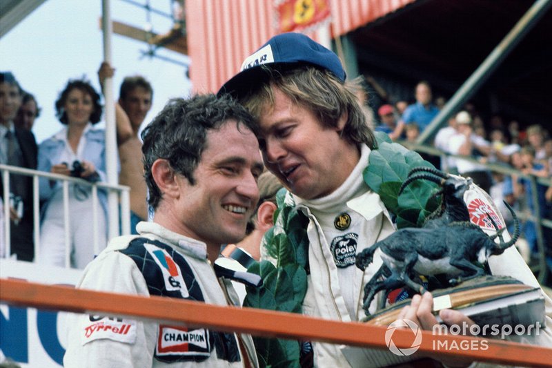 Podio: il vincitore della gara Ronnie Peterson, Lotus, il secondo classificato Patrick Depailler, Tyrrell 