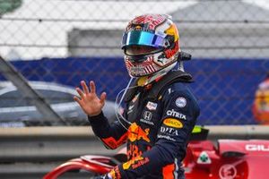 Pierre Gasly, Red Bull Racing, dans le Parc Fermé après la course