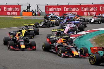 Sebastian Vettel, Ferrari SF90, voor Max Verstappen, Red Bull Racing RB15, Pierre Gasly, Red Bull Racing RB15, Daniel Ricciardo, Renault F1 Team R.S.19, Nico Hulkenberg, Renault F1 Team R.S. 19, Sergio Perez, Racing Point RP19