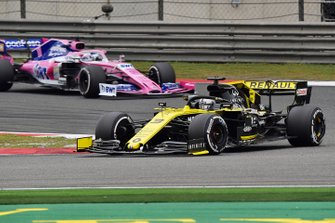 Daniel Ricciardo, Renault F1 Team R.S.19, voor Sergio Perez, Racing Point RP19