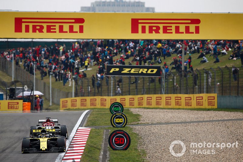 Nico Hulkenberg, Renault F1 Team R.S. 19, devance Kimi Raikkonen, Alfa Romeo Racing C38