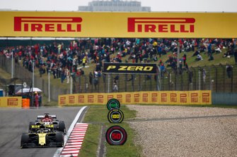 Nico Hulkenberg, Renault F1 Team R.S. 19, voor Kimi Raikkonen, Alfa Romeo Racing C38