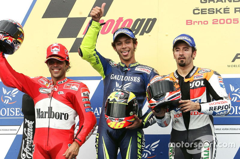 Podio: il vincitore della gara Valentino Rossi, Yamaha, il secondo classificato Loris Capirossi, Ducati, il terzo classificato Max Biaggi, Honda