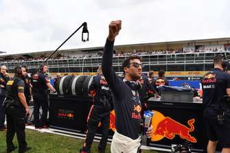 Daniel Ricciardo, Red Bull Racing waves on the grid
