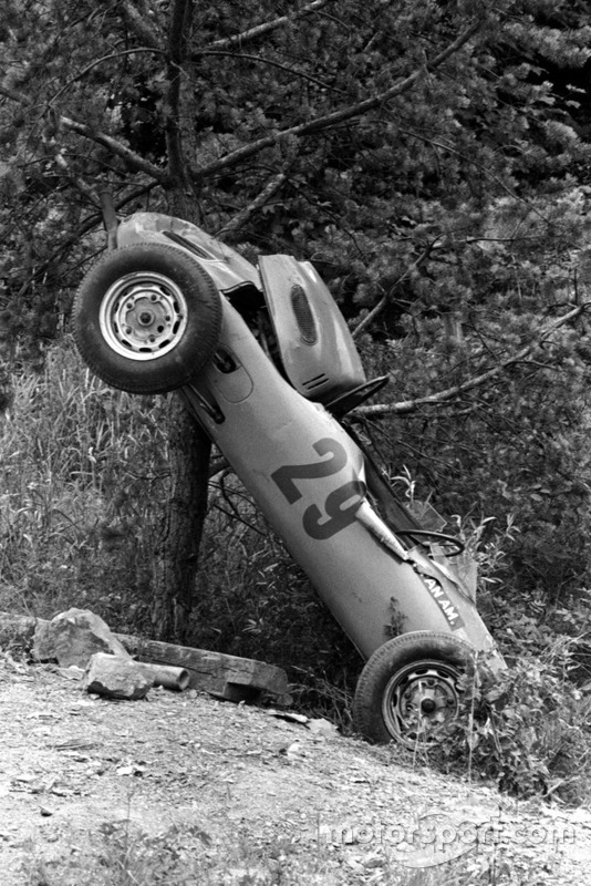 Здесь порой происходили смертельные аварии, как эта, унесшая в 1964-м жизнь голландского графа де Бофора, но в те дни подобные трагедии, увы, случались повсеместно