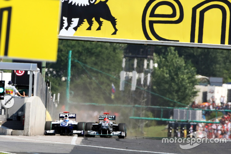 Michael Schumacher, Mercedes GP MGP W01 stringe Rubens Barrichello, Williams FW32