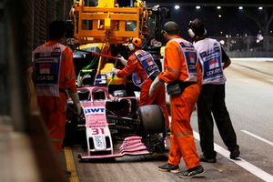 Marshals bergen de wagen van Esteban Ocon, Racing Point Force India VJM11, na een crash