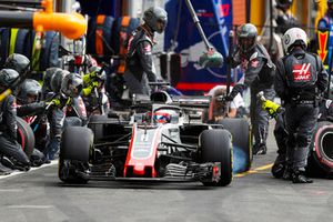 Romain Grosjean, Haas F1 Team VF-18, maakt een pitstop