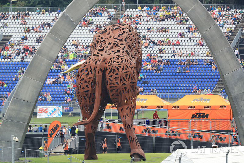 Patung Red Bull