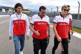 Marcus Ericsson, Sauber and Antonio Giovinazzi, Sauber parcourt la piste à pied
