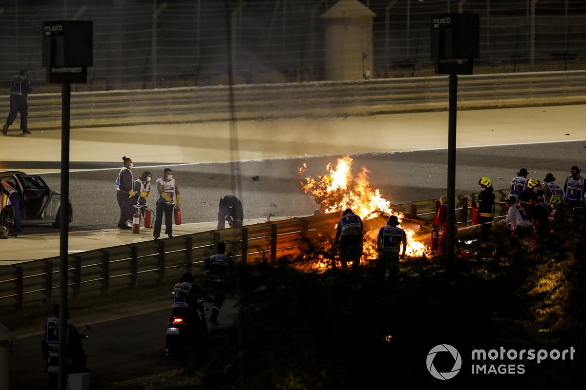 Api membakar habis mobil Romain Grosjean, Haas VF-20, usai kecelakaan di lap pertama GP Bahrain 2020. 