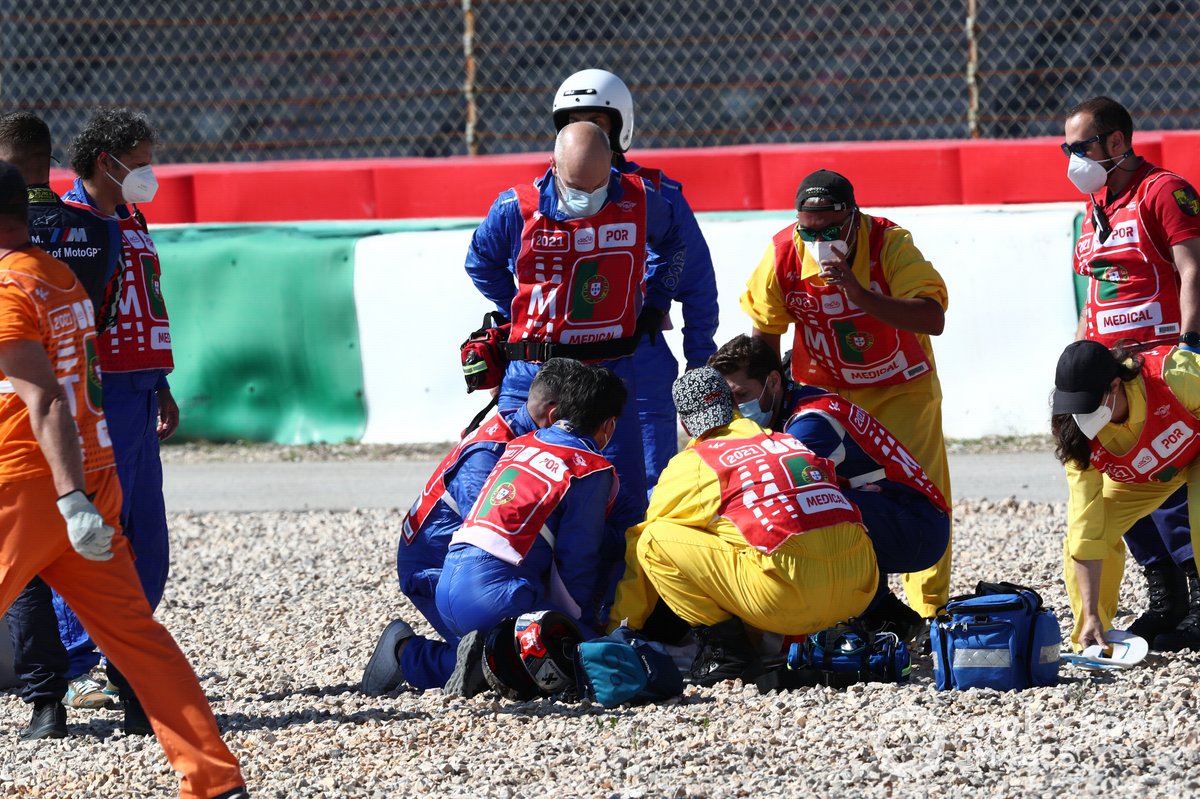 Comisarios y el equipo médico atienden a Jorge Martin, Pramac Racing tras su caída en Portimao