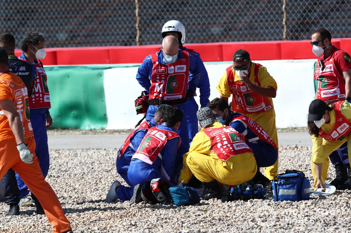 Comisarios y el equipo médico atienden a  Jorge Martin, Pramac Racing tras su caída en Portimao