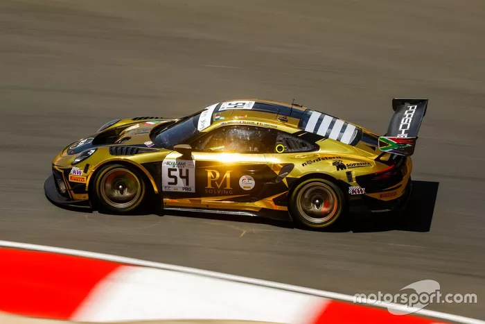 #54 Dinamic Motorsport Porsche 911 GT3 R: Laurens Vanthoor, Earl Bamber, Kevin Estre