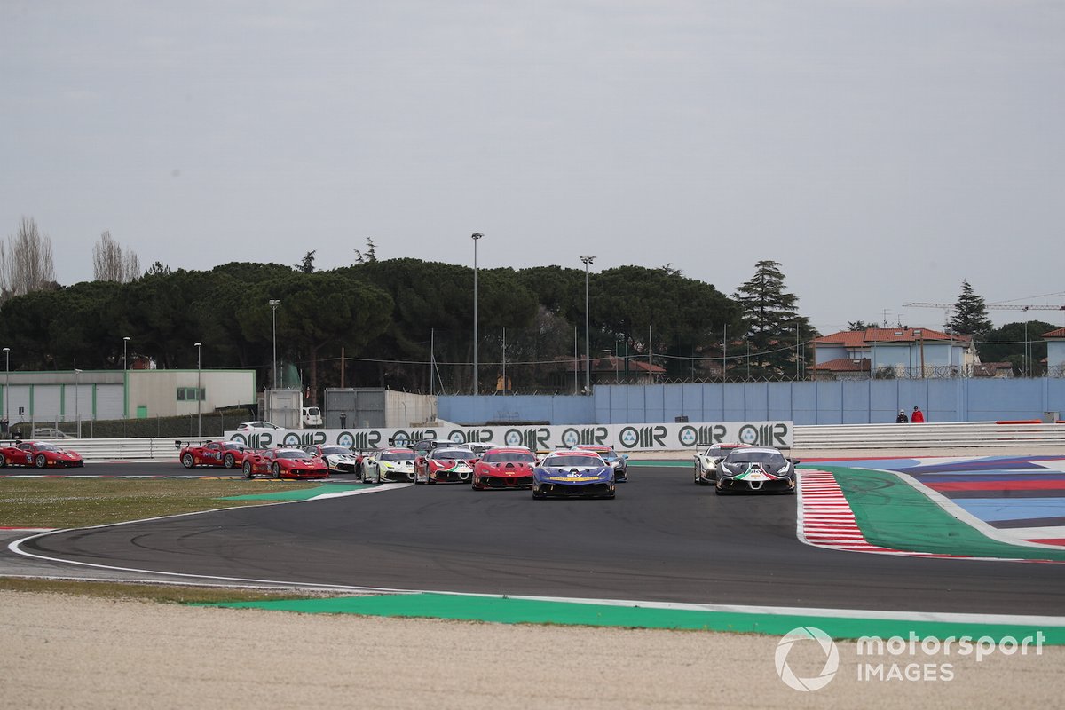 La partenza di Gara1 del Trofeo Pirelli