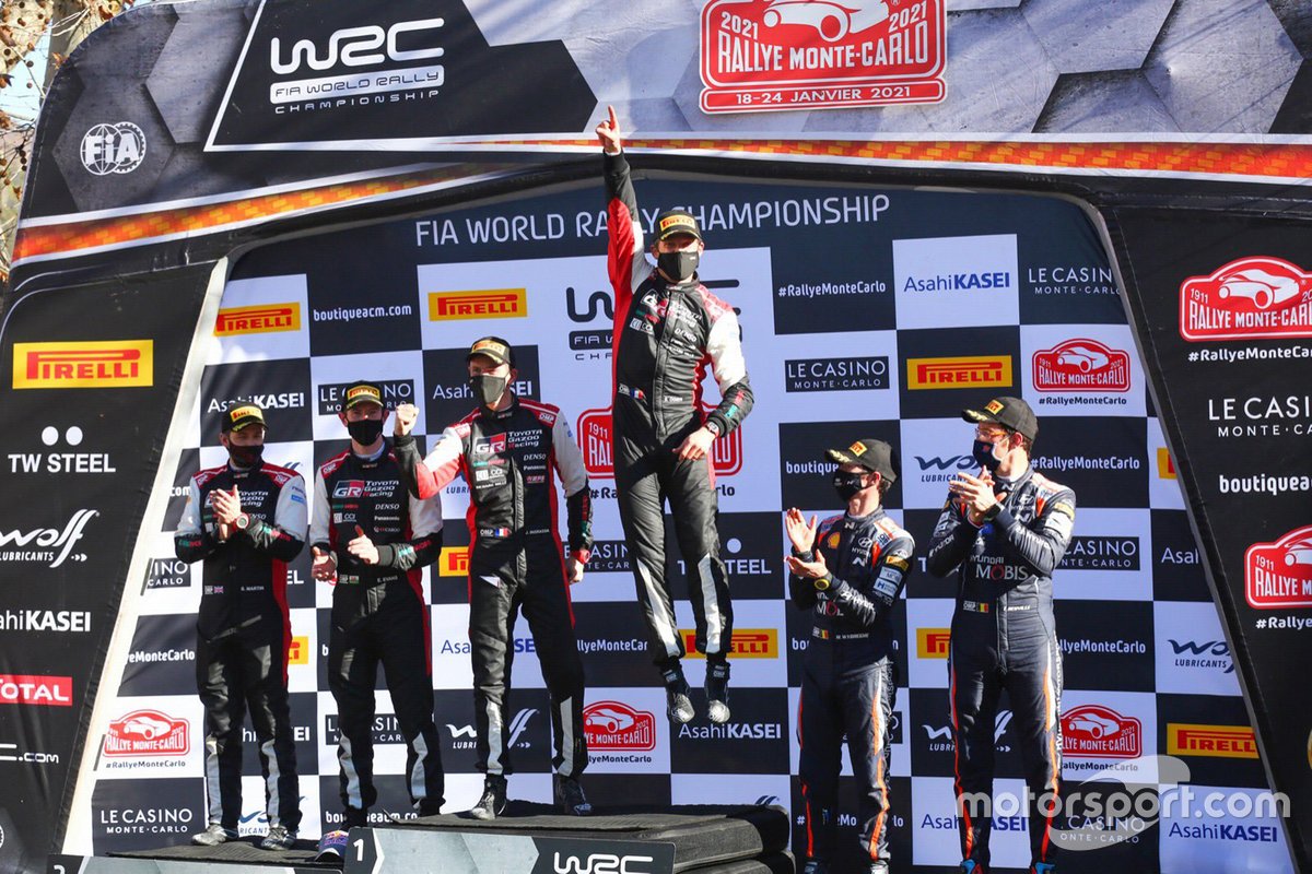 Les vainqueurs Sébastien Ogier, Julien Ingrassia, Toyota Gazoo Racing WRT Toyota Yaris WRC, les deuxièmes Elfyn Evans, Scott Martin, Toyota Gazoo Racing WRT Toyota Yaris WRC, les troisièmes Thierry Neuville, Martijn Wydaeghe, Hyundai Motorsport Hyundai i20 Coupe WRC sur le podium