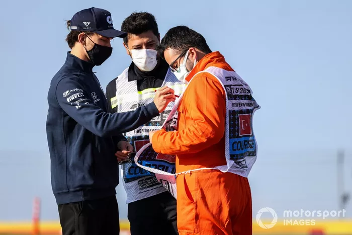 Pierre Gasly, AlphaTauri, firma un autógrafo a un comisario