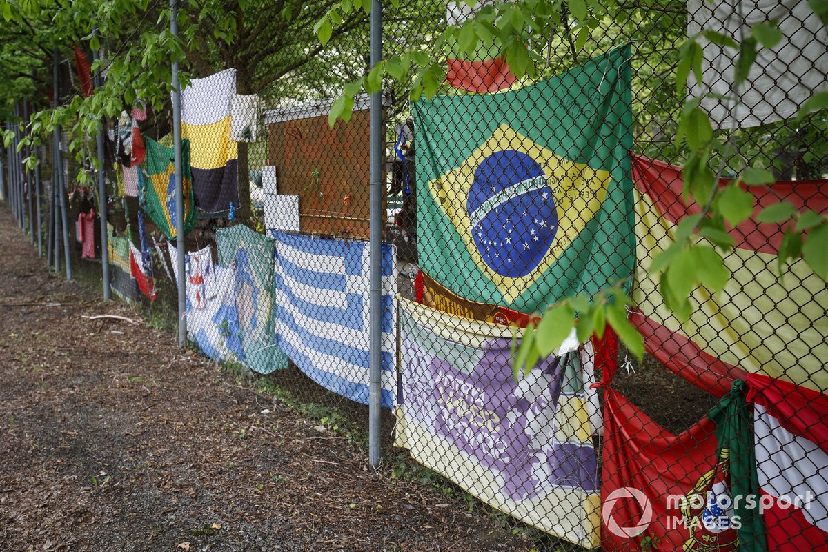 Homenaje a Ayrton Senna en la valla