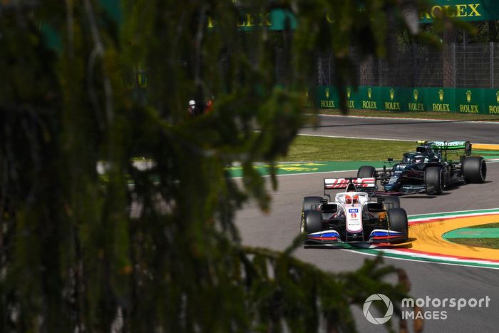 Nikita Mazepin, Haas VF-21, Sebastian Vettel, Aston Martin AMR21