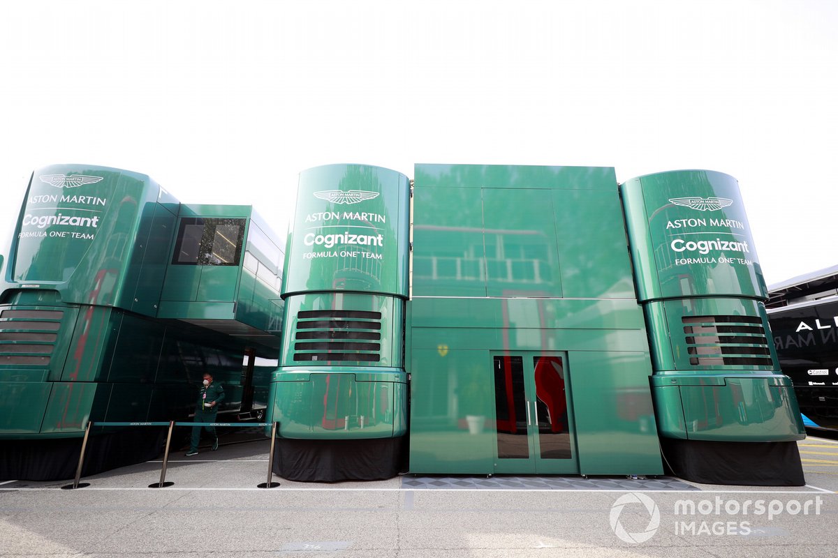 El motorhome de Aston Martin en el paddock