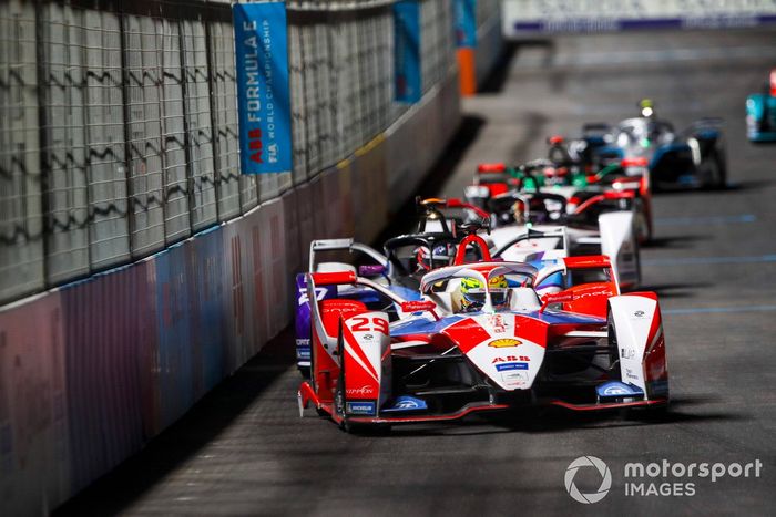 Alexander Sims, Mahindra Racing, M7Electro, por delante de Jake Dennis, BMW I Andretti Motorsport, BMW iFE.21