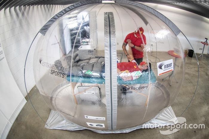 Galid Osman sendo tratado na Bubble