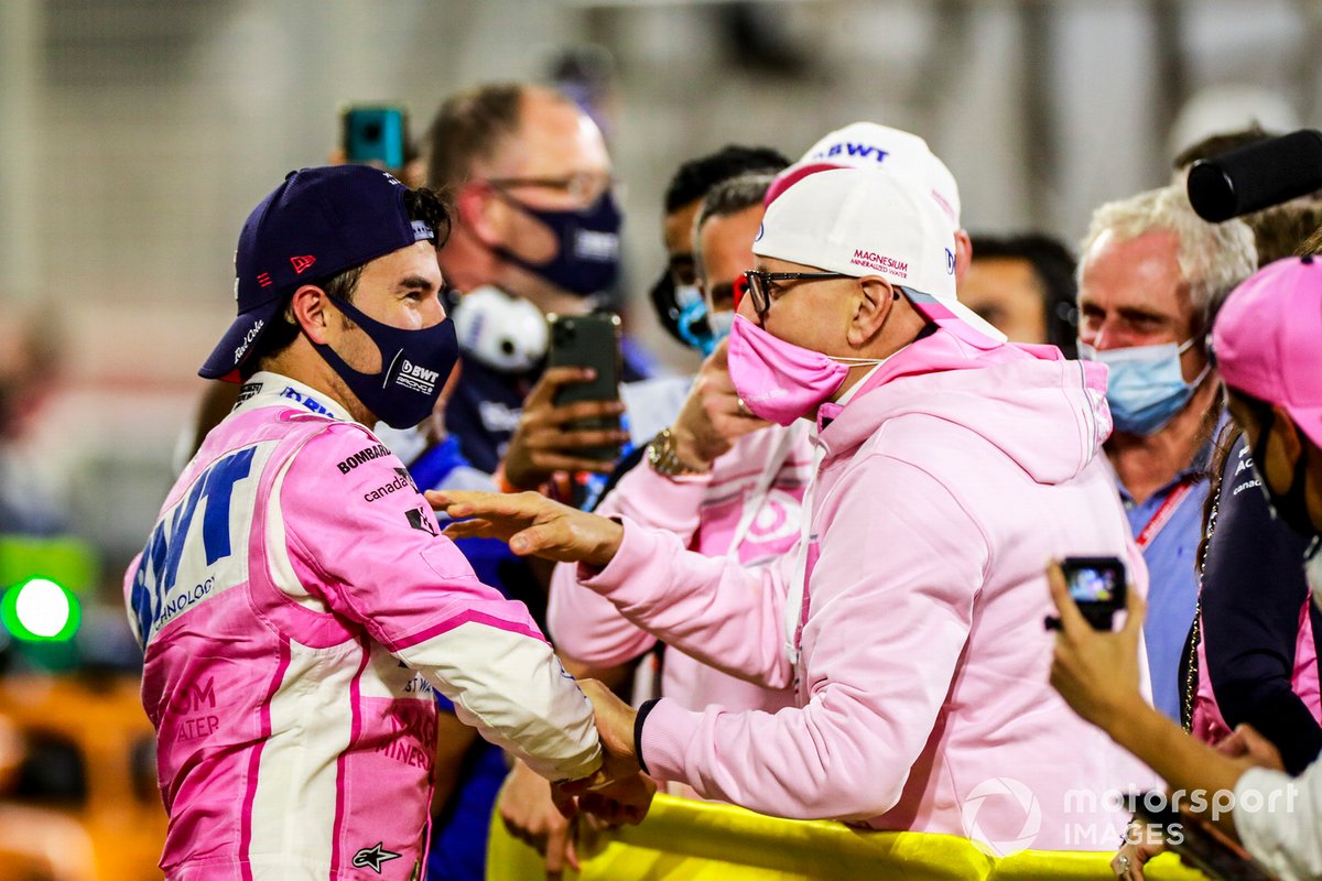 Ganador Sergio Pérez, Racing Point, celebra en el Parc Ferme con su equipo