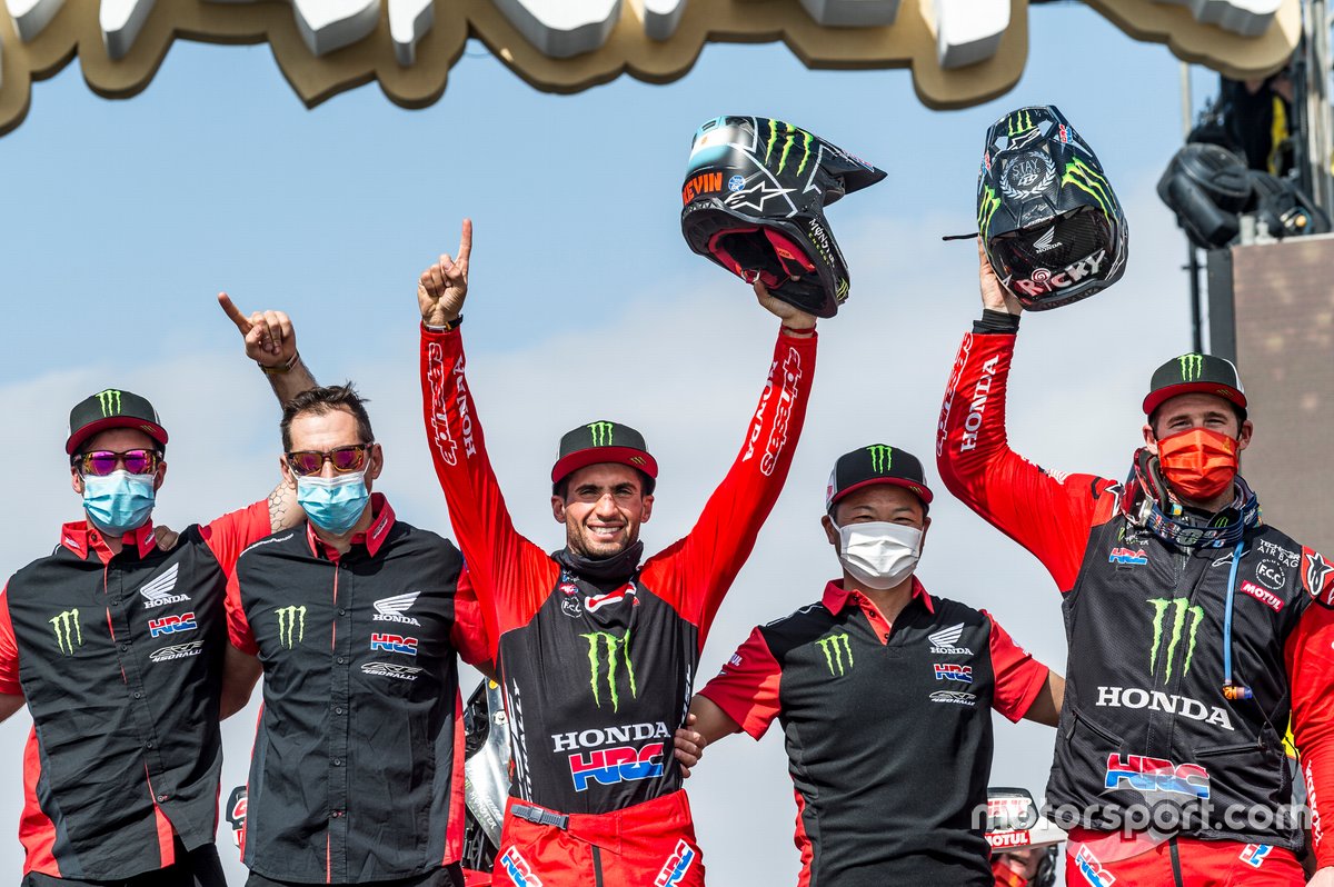 #47 Monster Energy Honda Team: Kevin Benavides e #1 Monster Energy Honda Team: Ricky Brabec festeggia con il team