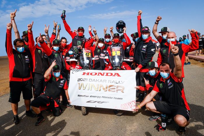 #47 Monster Energy Honda Team: Kevin Benavides celebrating with the team