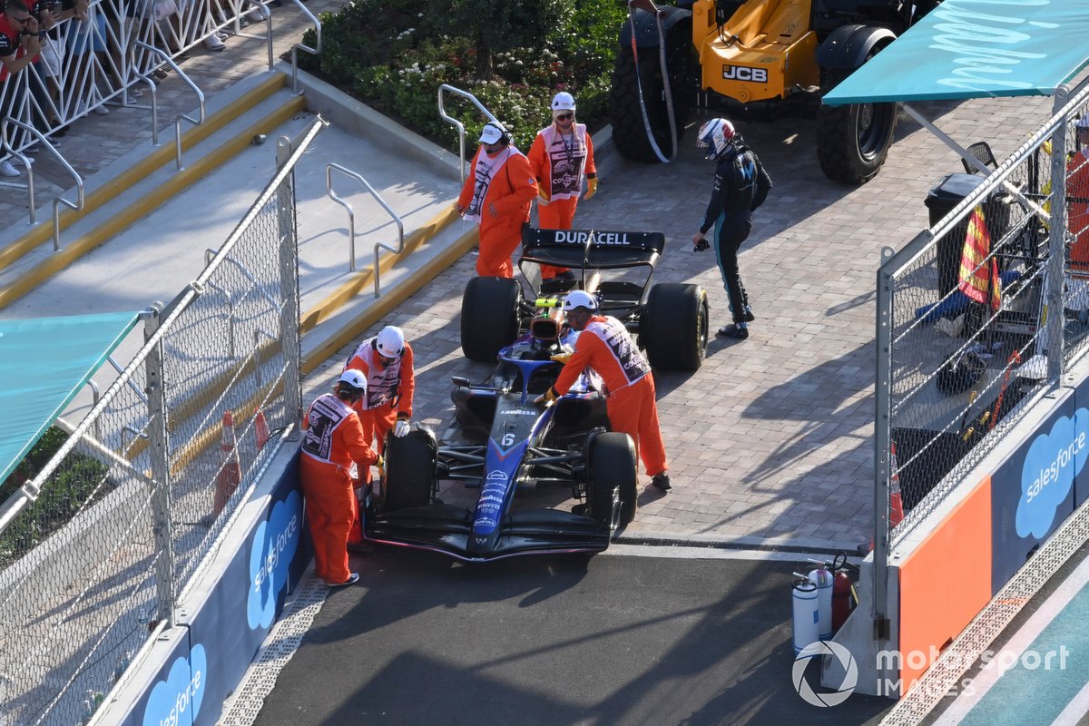 Los oficiales asisten a Nicholas Latifi, de Williams Racing, tras detenerse por un problema técnico en la FP2