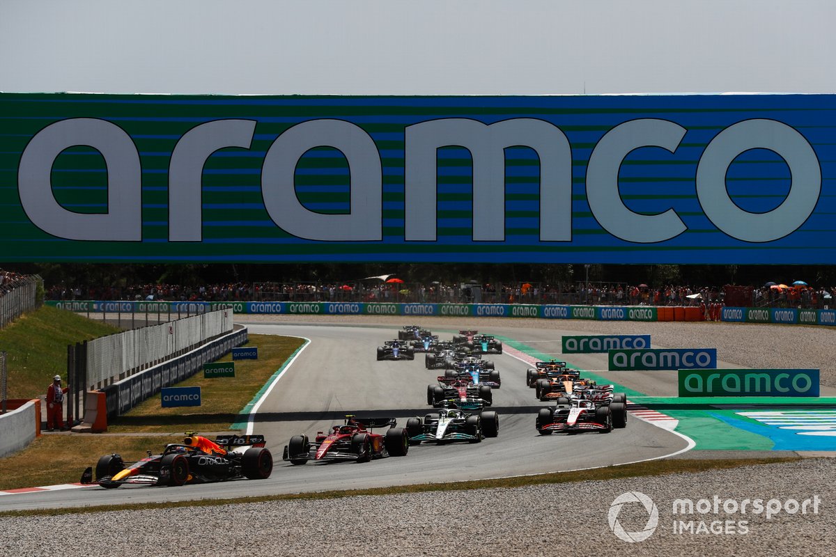 Sergio Pérez, Red Bull Racing RB18, Carlos Sainz, Ferrari F1-75, Lewis Hamilton, Mercedes W13, Kevin Magnussen, Haas VF-22