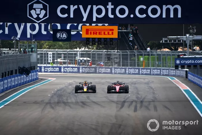 Max Verstappen, Red Bull Racing RB18, lucha con Charles Leclerc, Ferrari F1-75