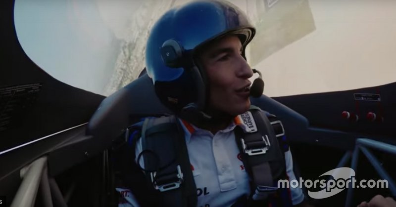 Marc Márquez vuela con una avioneta de la Red Bull Air Race con Juan Velarde