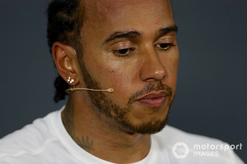 Pole man Lewis Hamilton, Mercedes AMG F1, tijdens de persconferentie na de kwalificatie