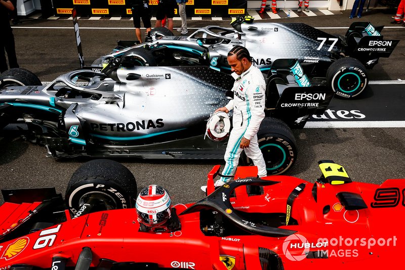 Lewis Hamilton, Mercedes AMG F1, prima posizione, ispeziona la Ferrari SF90 del suo rivale Charles Leclerc, Ferrari, al Parc Ferme