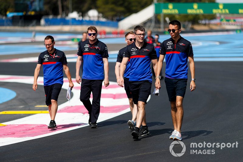 Alexander Albon, Toro Rosso, ispeziona il circuito