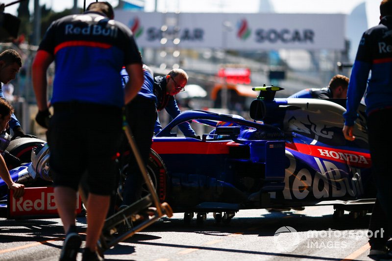 Alexander Albon, Toro Rosso STR14, viene riportato nel garage