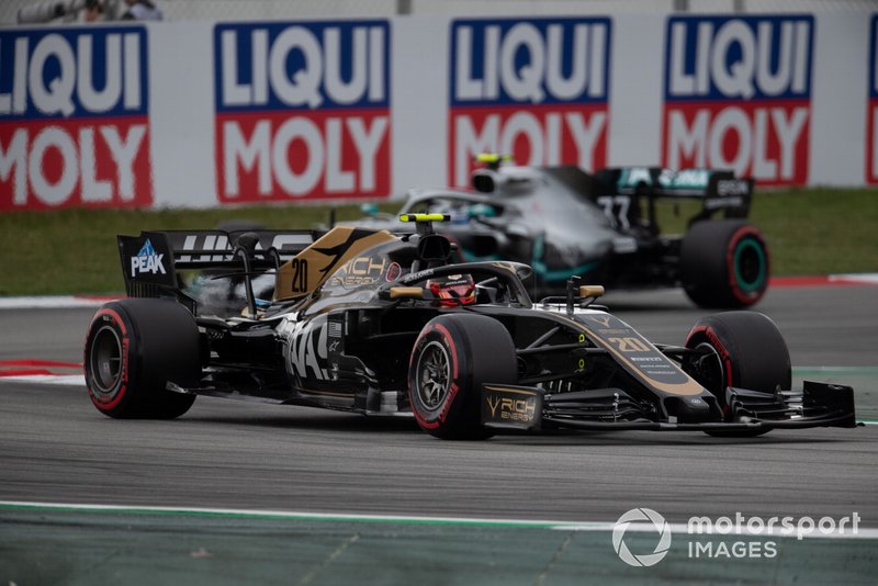 Kevin Magnussen, Haas F1 Team VF-19, guida Valtteri Bottas, Mercedes AMG W10