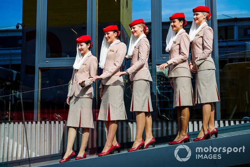 Бортпроводницы авиакомпании Emirates в паддоке